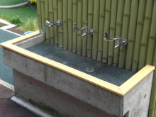 手洗い場・足洗い場にあるコンクリートの角を保護するLステップ